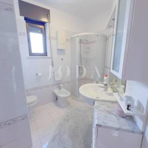 Grobnik,samostojeća kuća sa poslovnim prostorom na velikoj okućnici