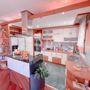 Grobnik,samostojeća kuća sa poslovnim prostorom na velikoj okućnici