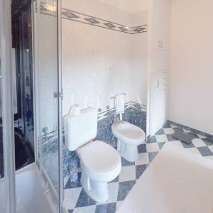 Grobnik,samostojeća kuća sa poslovnim prostorom na velikoj okućnici