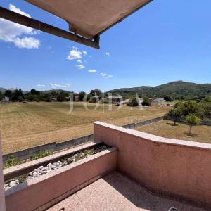 Grobnik,samostojeća kuća sa poslovnim prostorom na velikoj okućnici