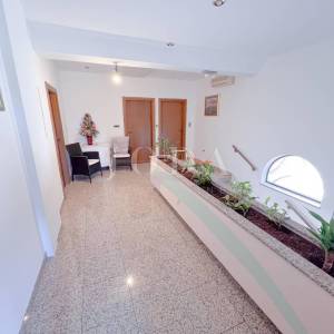 Grobnik,samostojeća kuća sa poslovnim prostorom na velikoj okućnici