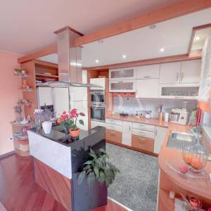 Grobnik,samostojeća kuća sa poslovnim prostorom na velikoj okućnici