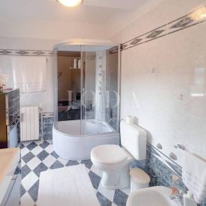 Grobnik,samostojeća kuća sa poslovnim prostorom na velikoj okućnici