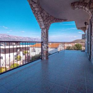 Hrvatska, Zadar, Vinjerac – stan s pogledom na more u Vinjercu na prodaju, 1 spavaća soba, balkon, parkirno mjesto