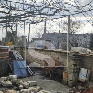 Imanje: kuća, konoba, 5.000 m² građevinskog zemljišta i nasad trešanja