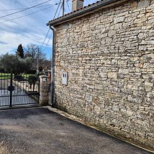 Istarska kamena kuća s velikom okućnicom,MARČANA okolica