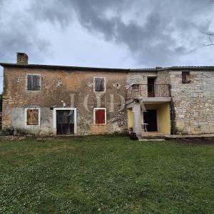 Istarska kamena kuća s velikom okućnicom,MARČANA okolica