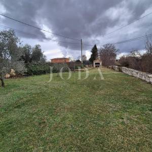 Istarska kamena kuća s velikom okućnicom,MARČANA okolica