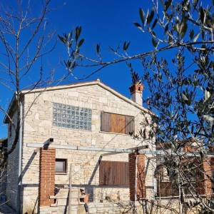 Istarska kamena kuća s velikom okućnicom,MARČANA okolica