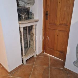 Istarska kamena kuća s velikom okućnicom,MARČANA okolica