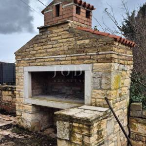 Istarska kamena kuća s velikom okućnicom,MARČANA okolica