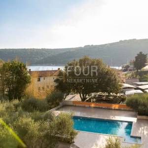 Istra, hotel 50m od mora, izvrsna investicija!