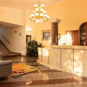 Istra, hotel 50m od mora, izvrsna investicija!