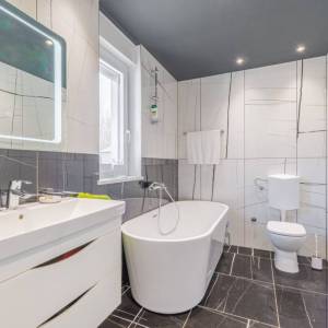 Istra, okolica Poreča – kuća u nizu s vrtom i pogledom na more