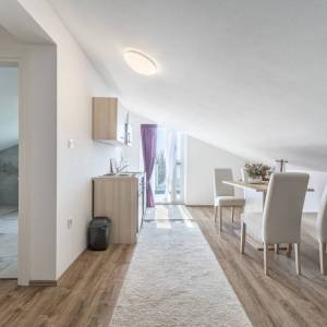 Istra, okolica Poreča – kuća u nizu s vrtom i pogledom na more