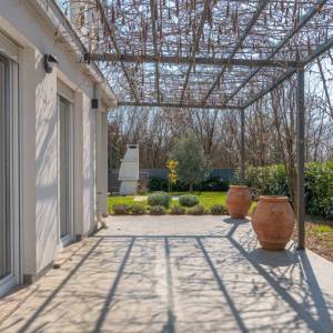 Istra, okolica Poreča – kuća u nizu s vrtom i pogledom na more