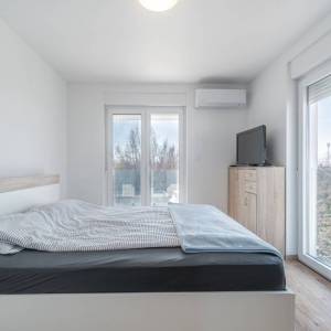 Istra, okolica Poreča – kuća u nizu s vrtom i pogledom na more