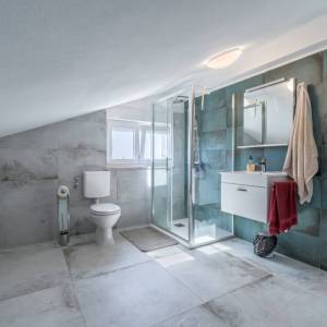 Istra, okolica Poreča – kuća u nizu s vrtom i pogledom na more