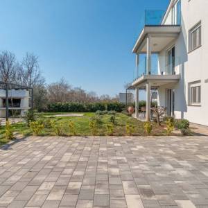 Istra, okolica Poreča – kuća u nizu s vrtom i pogledom na more