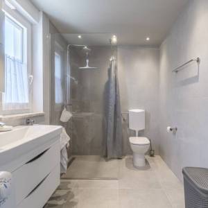 Istra, okolica Poreča – kuća u nizu s vrtom i pogledom na more