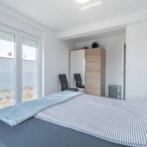 Istra, okolica Poreča – kuća u nizu s vrtom i pogledom na more