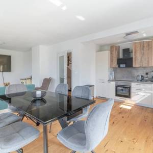 Istra, okolica Poreča – kuća u nizu s vrtom i pogledom na more