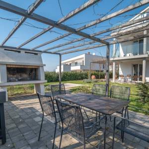 Istra, okolica Poreča – kuća u nizu s vrtom i pogledom na more