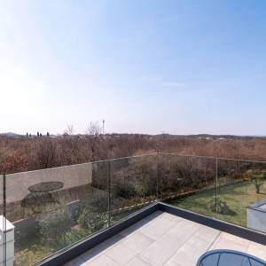 Istra, okolica Poreča – kuća u nizu s vrtom i pogledom na more