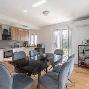 Istra, okolica Poreča – kuća u nizu s vrtom i pogledom na more