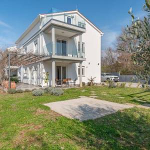 Istra, okolica Poreča – kuća u nizu s vrtom i pogledom na more