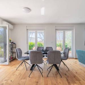 Istra, okolica Poreča – kuća u nizu s vrtom i pogledom na more