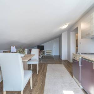 Istra, okolica Poreča – kuća u nizu s vrtom i pogledom na more