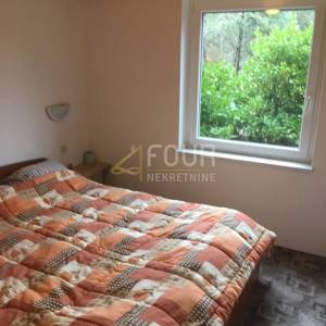 Istra, Trget, kuća s 2 stana, garaža, velika okućnica, blizina mora