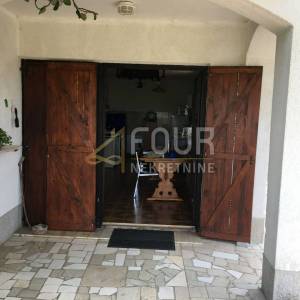 Istra, Trget, kuća s 2 stana, garaža, velika okućnica, blizina mora