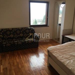 Istra, Trget, kuća s 2 stana, garaža, velika okućnica, blizina mora