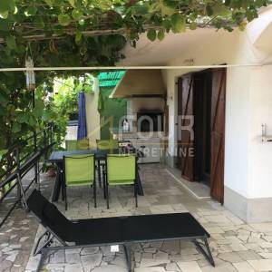 Istra, Trget, kuća s 2 stana, garaža, velika okućnica, blizina mora