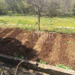 Istra, Trget, kuća s 2 stana, garaža, velika okućnica, blizina mora