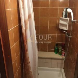 Istra, Trget, kuća s 2 stana, garaža, velika okućnica, blizina mora