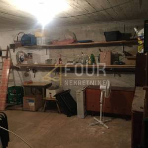 Istra, Trget, kuća s 2 stana, garaža, velika okućnica, blizina mora