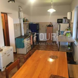 Istra, Trget, kuća s 2 stana, garaža, velika okućnica, blizina mora