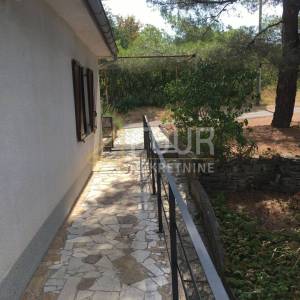 Istra, Trget, kuća s 2 stana, garaža, velika okućnica, blizina mora