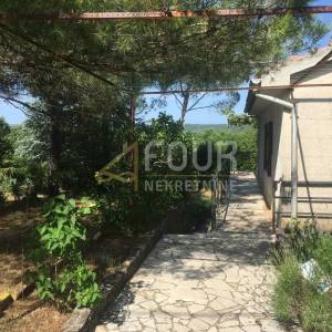 Istra, Trget, kuća s 2 stana, garaža, velika okućnica, blizina mora