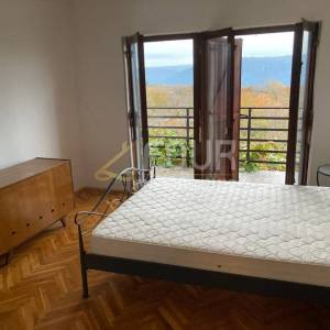 Istra, Trget, kuća s 2 stana, garaža, velika okućnica, blizina mora