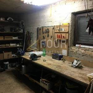 Istra, Trget, kuća s 2 stana, garaža, velika okućnica, blizina mora