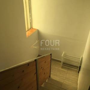 Istra, Trget, kuća s 2 stana, garaža, velika okućnica, blizina mora