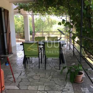 Istra, Trget, kuća s 2 stana, garaža, velika okućnica, blizina mora