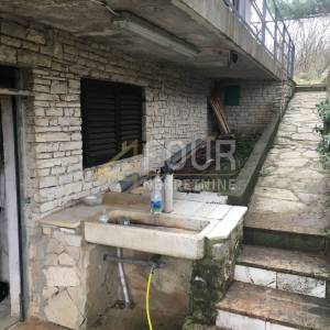 Istra, Trget, kuća s 2 stana, garaža, velika okućnica, blizina mora