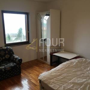 Istra, Trget, kuća s 2 stana, garaža, velika okućnica, blizina mora