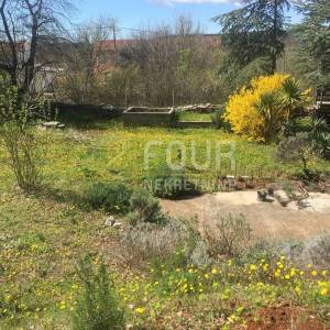 Istra, Trget, kuća s 2 stana, garaža, velika okućnica, blizina mora