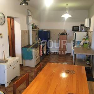 Istra, Trget, kuća s 2 stana, garaža, velika okućnica, blizina mora